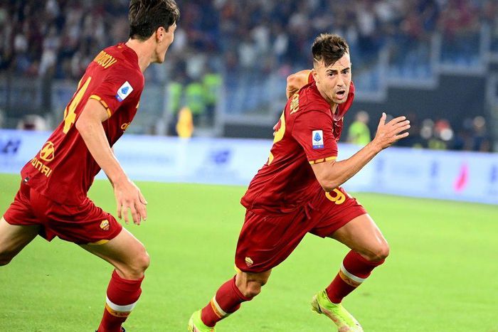 Stephan El Shaarawy celebrates scoring a last-gasp winner for Roma against Sassuolo