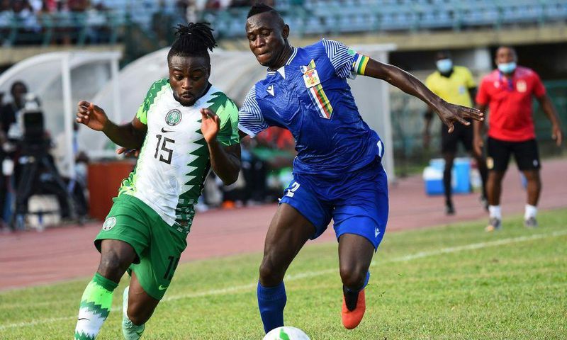Moses Simon (L) of Nigeria and Saint-cyr Ngam-Ngam (R) of the Central African Republic contest possession during a World Cup qualifier in Lagos on Thursday.