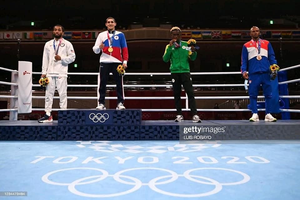 Samuel Takyi receives his bronze medal