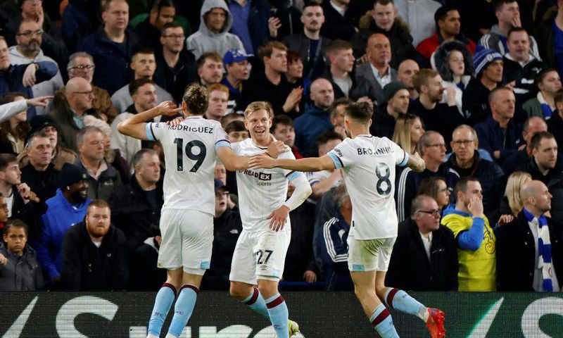 Burnley's Czech striker Matej Vydra (C) celebrates