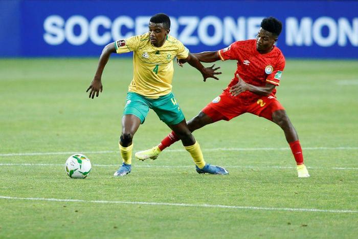 Teboho Mokoena (L) of South Africa and Suteman Hamid (R) of Ethiopia contest possession during a World Cup qualifier in Johannesburg on Tuesday.