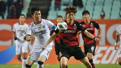 Pohang Steelers and  Ulsan Hyundai (in white) played an all-Korean semi-final
