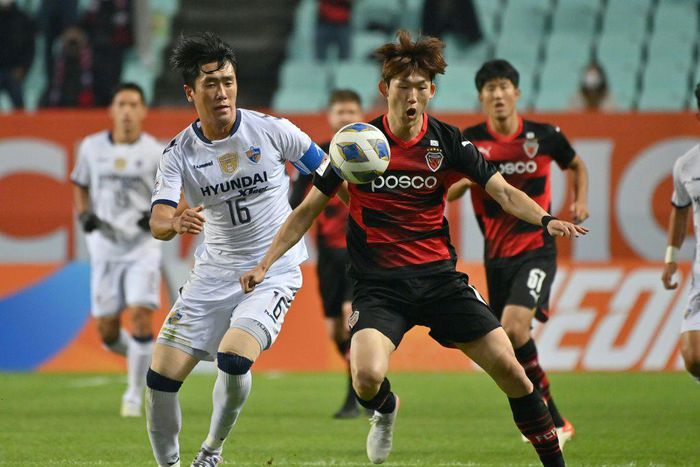 Pohang Steelers and  Ulsan Hyundai (in white) played an all-Korean semi-final