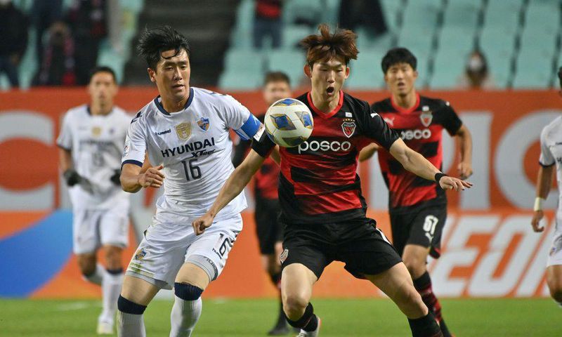 Pohang Steelers and  Ulsan Hyundai (in white) played an all-Korean semi-final