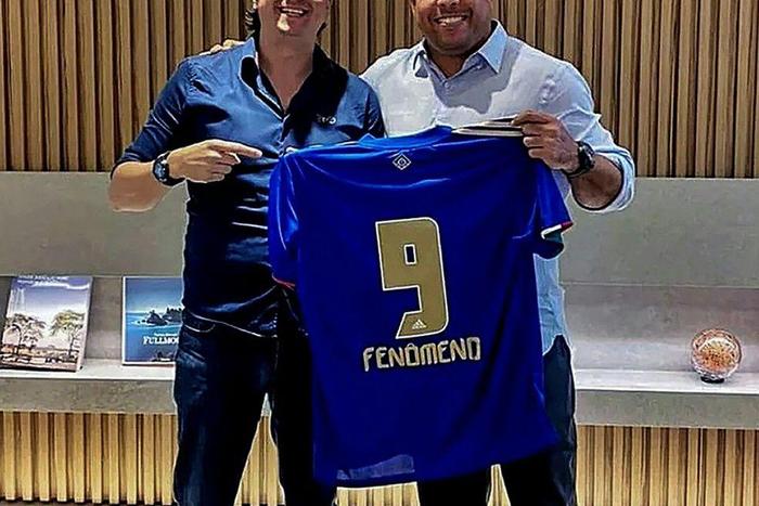 Club president Sergio Santos Rodrigues poses with Ronaldo holding a jersey bearing his number and nickname