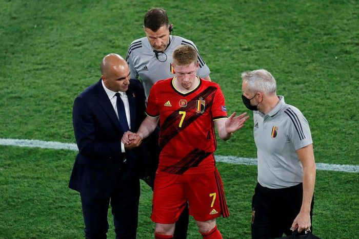 Belgium coach Roberto Martinez (L) and playmaker Kevin De Bruyne (C).