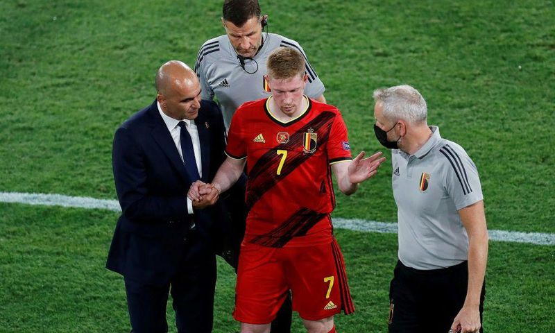 Belgium coach Roberto Martinez (L) and playmaker Kevin De Bruyne (C).