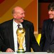 Horst Eckel, a 1954 World Cup winner, with former Germany coach Joachim Loew (R) in 2015