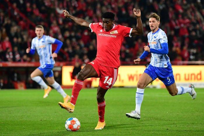 Nigerian Taiwo Awoniyi (C) controls the ball while playing for Union against Hertha in a Berlin derby.