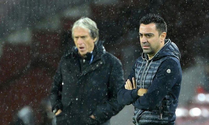 Barcelona coach Xavi (R) and Benfica boss Jorge Jesus (L)