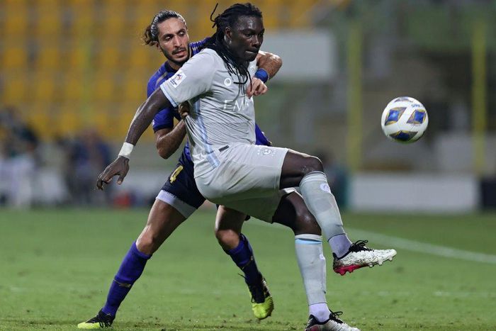 Bafetimbi Gomis holds of Esteghlal defender Siavash Yazdani