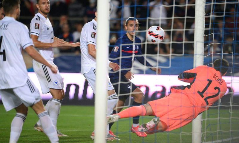 Antoine Griezmann (C) equalised for France in a draw at home to Bosnia and Herzegovina