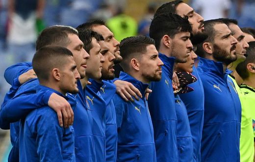 Italy players sing their national anthem