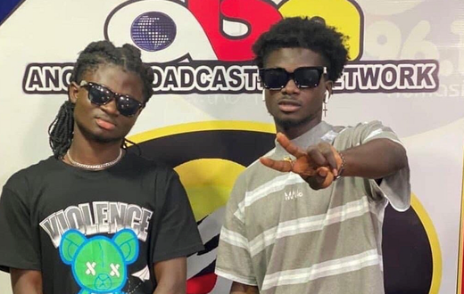 Watch the emotional moment Kuami Eugene gifted look-alike $100 on live radio