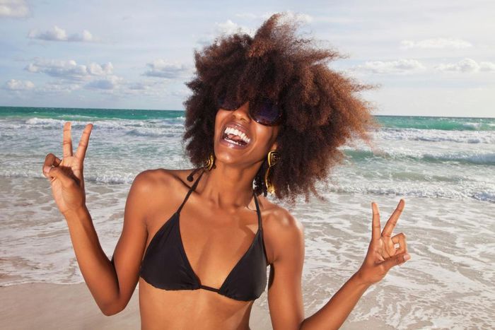 ___7579843___2017___11___10___9___Black+lady+at+the+beach