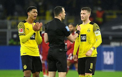 Dortmund midfielders Jude Bellingham (L) and Marco Reus (R) remonstrate with referee Felix Zwayer on Saturday