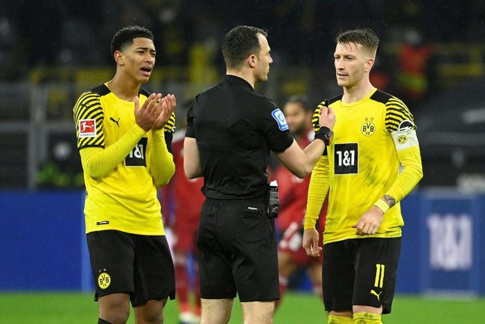 Dortmund midfielders Jude Bellingham (L) and Marco Reus (R) remonstrate with referee Felix Zwayer on Saturday