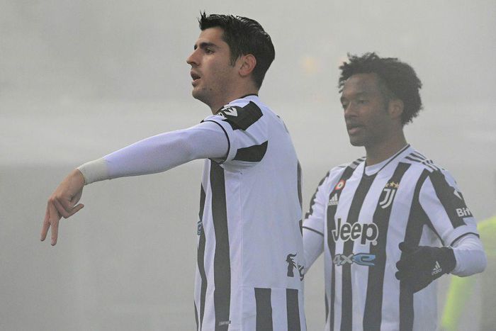 Alvaro Morata (L) and Juan Cuadrado ensured Juventus won at Bologna