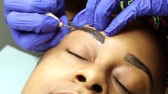 Microblading eyebrows