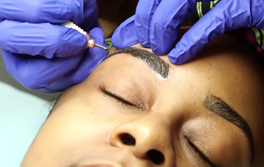 Microblading eyebrows