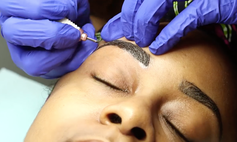Microblading eyebrows