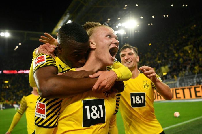 Dortmund striker Erling Braut Haaland (C) celebrates scoring the late winning goal on Friday