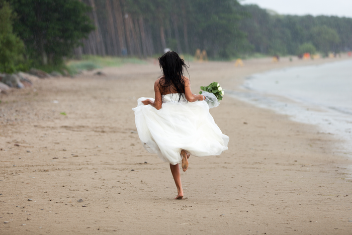 Angry bride ends marriage 10 hours after wedding as drunk groom hits her