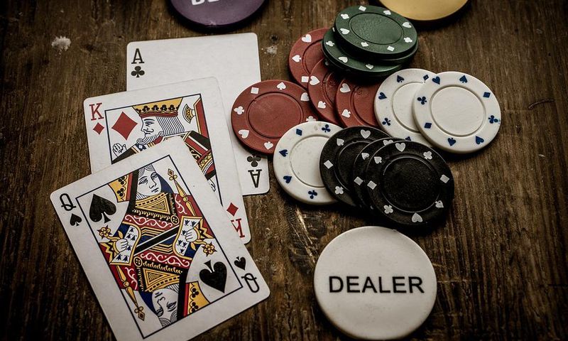 What are the most common risks when it comes to online casinos, and how to avoid them?