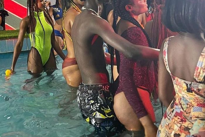 Black Sherif chilling with curvy girls in a pool