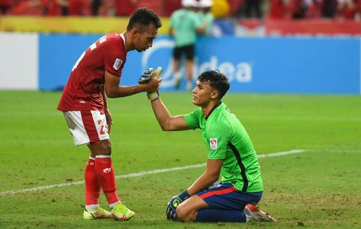 Indonesia's Irfan Jaya (left) consoles Singapore's Ikhsan Fandi after the second leg of the AFF Suzuki Cup semi-final