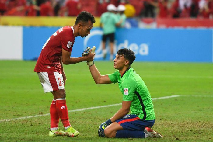 Indonesia's Irfan Jaya (left) consoles Singapore's Ikhsan Fandi after the second leg of the AFF Suzuki Cup semi-final