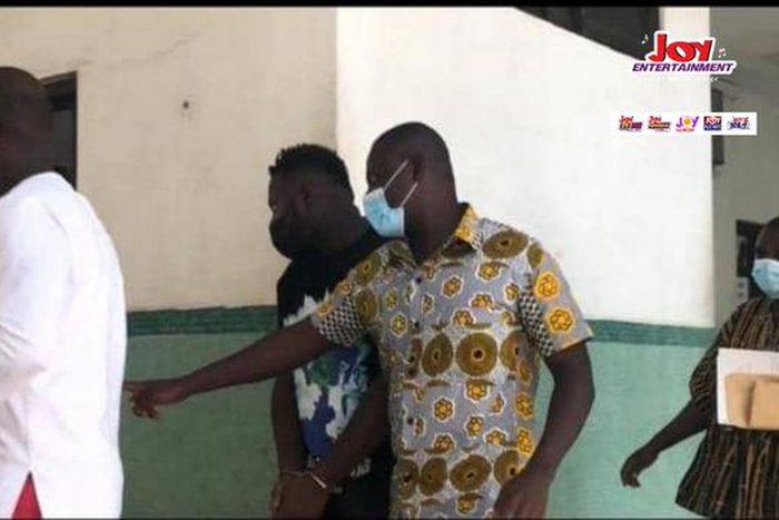 Medikal handcuffed to court (PHOTO)