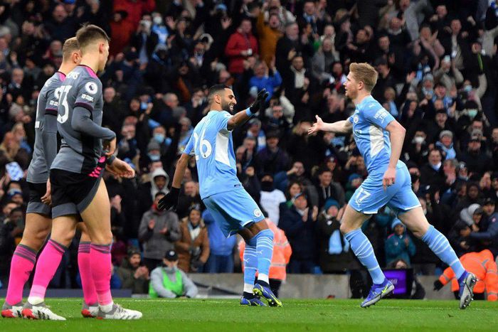 Manchester City's Kevin De Bruyne (R) celebrates scoring against Leicester