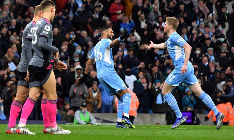 Manchester City's Kevin De Bruyne (R) celebrates scoring against Leicester