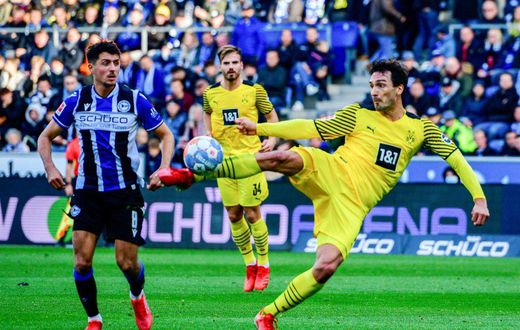 Dortmund defender Mats Hummels (R) scored Saturday with a superb volley