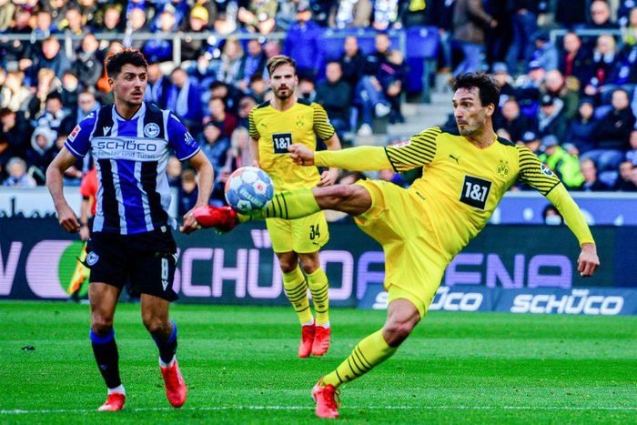 Dortmund defender Mats Hummels (R) scored Saturday with a superb volley