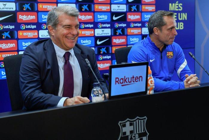 Barcelona president Joan Laporta (L) and interim coach Sergi Barjuan gave a press conference on Friday after the sacking of Ronald Koeman.