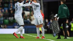 Chelsea goalkeeper Kepa Arrizabalaga (R) and Edouard Mendy (L)