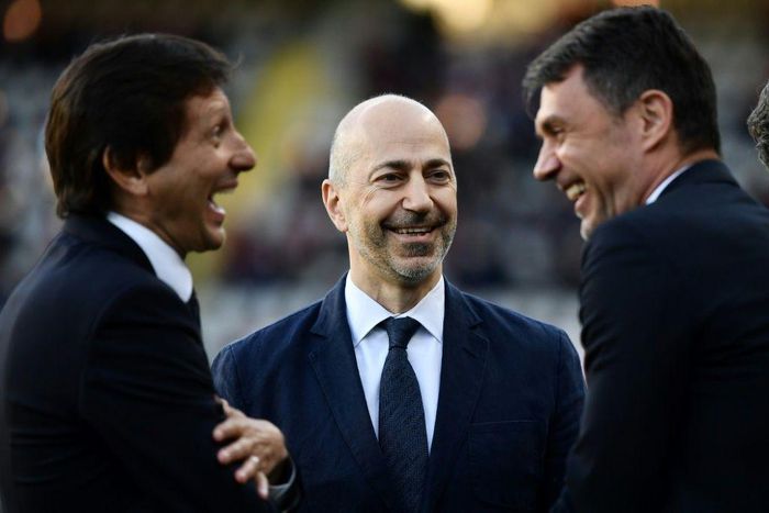 Milan's CEO Ivan Gazidis (C) previously worked with Arsenal.