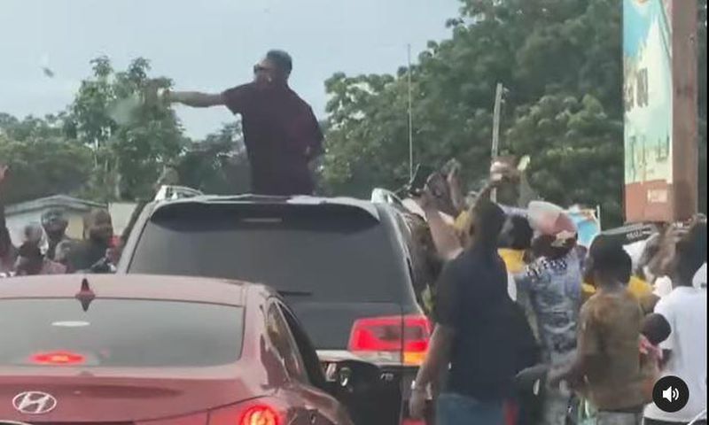 Shatta Wale sprays cash in Ada