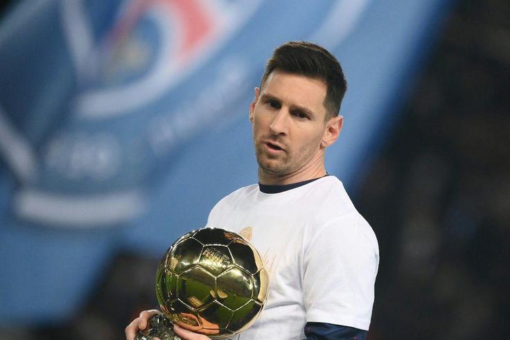 Lionel Messi showed off the Ballon d'Or before kick-off in PSG's game against Nice