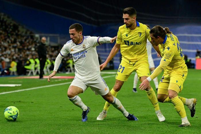 Eden Hazard fights for the ball during Real Madrid's goalless draw with Cadiz on Sunday.