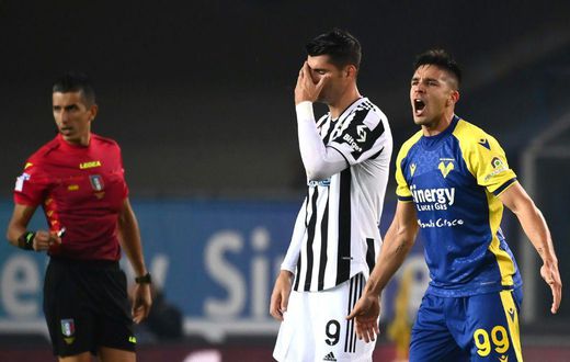 Giovanni Simeone (R) has scored six goals in his past two starts for Verona