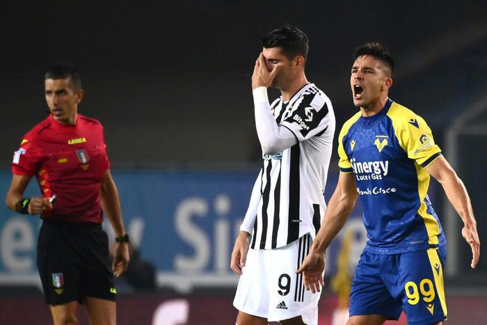 Giovanni Simeone (R) has scored six goals in his past two starts for Verona