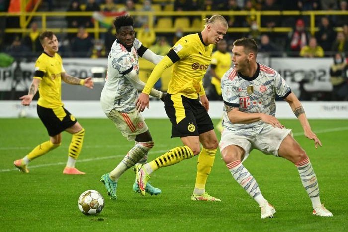 Bayern Munich defender Niklas Suele (R) managed to thwart Dortmund striker Erling Braut Haaland (C) on Tuesday in the German Super Cup
