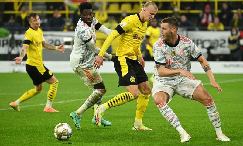 Bayern Munich defender Niklas Suele (R) managed to thwart Dortmund striker Erling Braut Haaland (C) on Tuesday in the German Super Cup