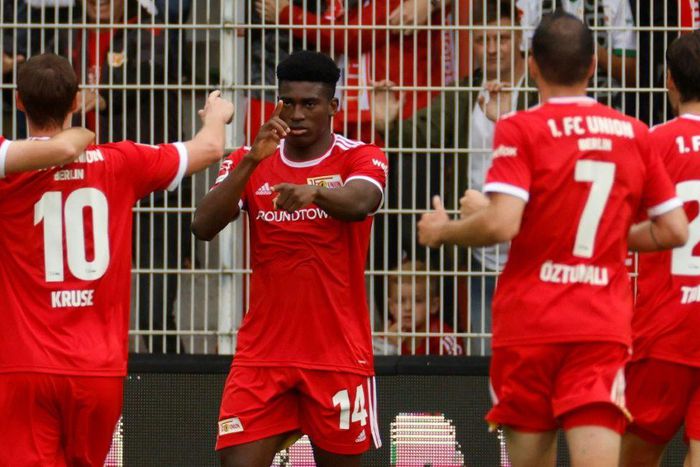Union Berlin's Nigerian striker Taiwo Awoniyi (C) celebrates his goal on Sunday