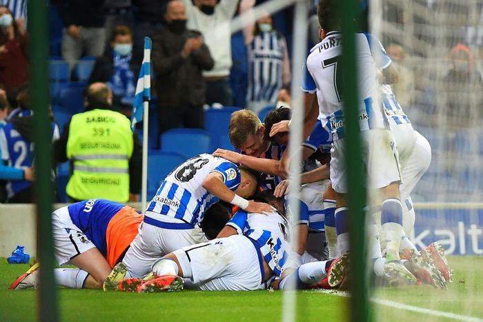 Real Sociedad's players celebrated after Julen Lobete scored his team's winner against Real Mallorca on Saturday.