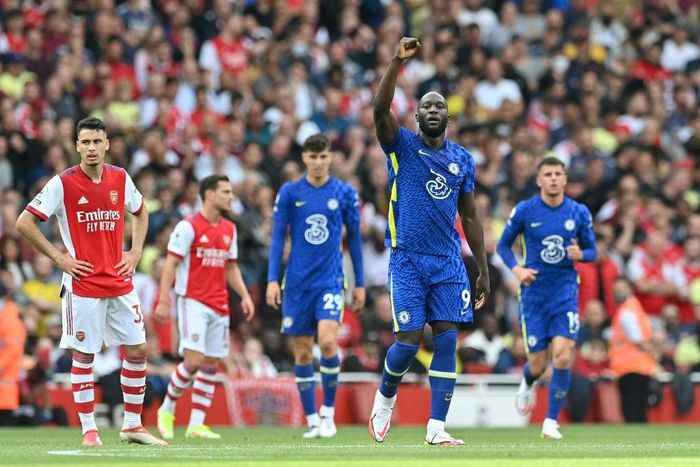 Chelsea striker Romelu Lukaku (2nd R) celebrates scoring at Arsenal