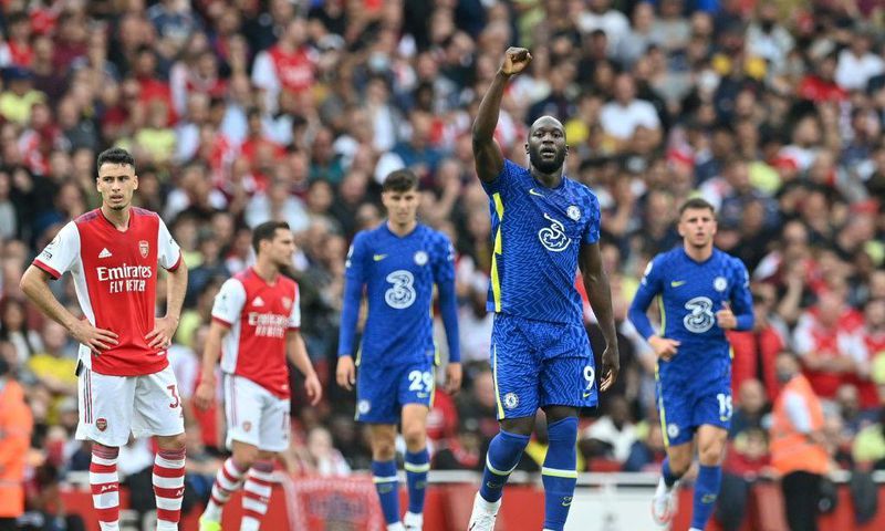 Chelsea striker Romelu Lukaku (2nd R) celebrates scoring at Arsenal